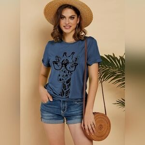 NWOT, Giraffe with glasses Tee